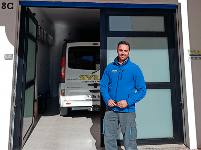 Foto de hombre en la entrada de nuestras instalaciones