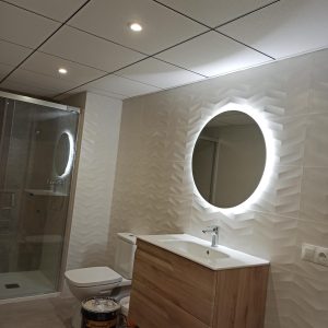 Iluminación de baño detrás de espejo redondo