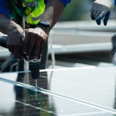 Ingeniero a cargo de instalación de paneles solares La instalación de energía solar